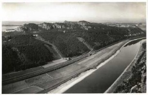 Sächsische Schweiz. Blick von der Rahmhanke unterhalb der Bastei über das Elbtal zum Rauenstein. Dahinter links der Kleine und rechts der Große Bärenstein