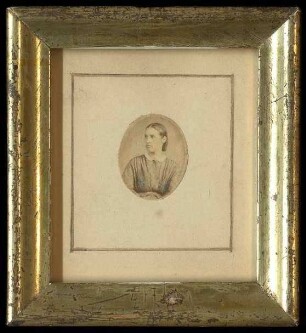 Medaillionfoto von vermutlich Franziska Catharina Decker, geb. Hauff (1826-1859), Tochter des Pfarrers J. Th. Hauff, Gattin von Christoph Heinrich Decker, 10 cm hoch x 9 cm breit, im Glasrahmen