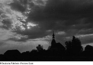 Ansicht eines Dorfes mit Kirche