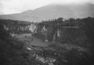 Karbouwetgat-Schlucht : Berglandschaft mit einer begrünten Schlucht