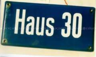 Schild "Haus 30" für ein Gebäude des Ministeriums für Staatssicherheit in der Roedernstraße (Hohenschönhausen)