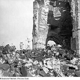 Dresden-Altstadt. Ruine der Frauenkirche während ihrer archäologischen Enttrümmerung. Besuchergruppe auf dem Trümmerhaufen