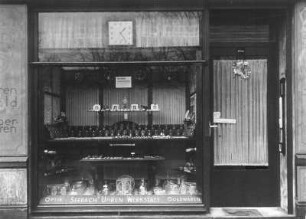 Roßwein. Wohnhaus mit Laden (Uhrmacher- und Juweliergeschäft Artur Seebach), Dresdner Straße 20. Schaufenster
