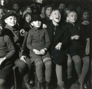 Schuljungen als Publikum des Puppenspielers Carl Schröder