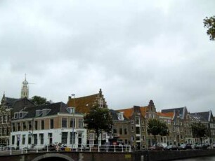 Haarlem: Bebauung am Ufer der Spaarne
