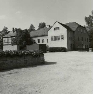 Rodewisch-Obergöltzsch, Schloßstraße 2. Ehemaliges Rittergut Obergöltzsch. Herrenhaus (17. bis 19. Jahrhundert). Hofansicht