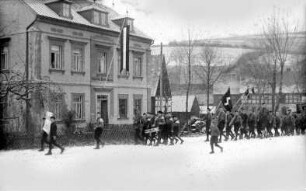 HJ-Aufmarsch : HJ-Aufmarsch vor dem Haus von Hermann Krauße Richtung Bahnhof