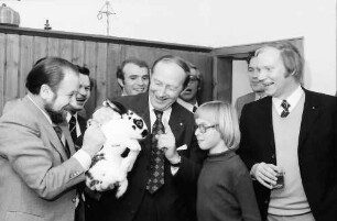 Kirchzarten: Haus Reddemann; Ministerpräsident Filbinger bei CDU Einladung; Gruppe, Filbinger mit Kaninchen der Kinder