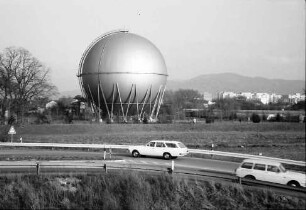 Freiburg: Gaskugel, Vordergrund Auffahrt Zubringer