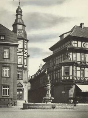 Vacha in der Rhön. Markt mit Marktbrunnen (1613), gekrönt mit der Figur des Schutzpatrons von Vacha, dem Heiligen Vitus