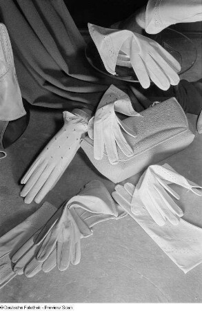 Lederwaren auf der Leipziger Herbstmesse 1954