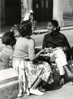 Gespräch auf der Straße, typische Straßenszene in Havana