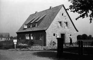Amt Mollhagen: Amtshaus: am Haus mehrere Fahrräder: davor Besucher: vorn rechts Zaun: oben rechts Baumäste