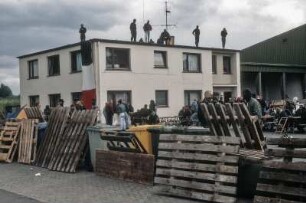 FAP-Treffen beim Rechtsextremisten Thorsten Heise in Northeim, am 04.06.94. hier: Neonazis, teilweise vermummt, auf dem Dach des Gebäudes