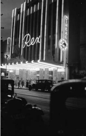 Athen: Kino Rex, seitlich gesehen, Vordergrund Autos
