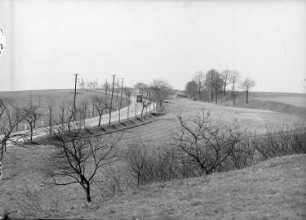 Göda-Prischwitz. Ortsteilansicht mit neuer Chaussee. Blick über Felder