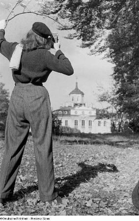 Renate Rössing vor dem Schloss Belvedere