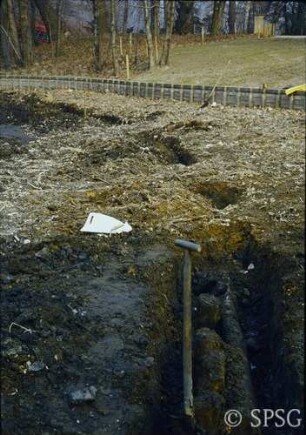 Berlin, Schlossgarten Charlottenburg, Umgebung Karpfenteich, Sanierungsarbeiten am Karpfenteich im Frühjahr 1980, östliche Spundwand von Süden.