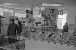 Messebesucher am Ausstellungsstand Finnlands u.a. mit Molkereiprodukten