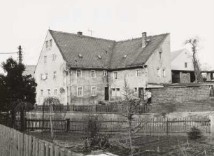 Wohnhaus mit Anbau im Winkel