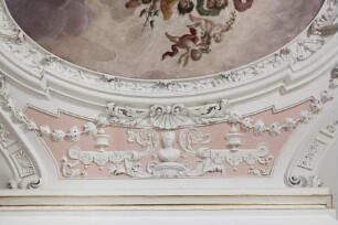 Decke des Marschallzimmers — Porträtbüstenreliefs — Frauenbüste in Laub- und Bandelwerk