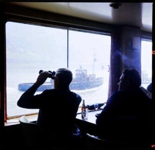 Strecke Boppard - Rüdesheim: Fahrgast am Fenster mit Feldstecher