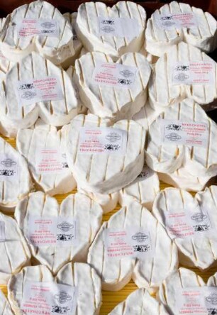 Frankreich. Haute Normandie. Seine Maritime. Forges les Eaux. Neufchatel Käse AOC auf dem Wochenmarkt
