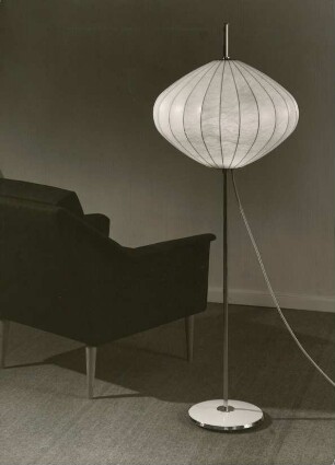 Stehlampe "Nr. 1260" mit Cocoonschirm der Vereinigten Werkstätten für Kunst im Handwerk