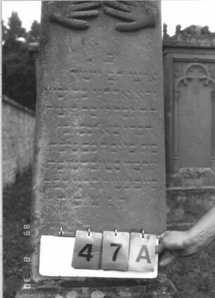 Grabstein 47 (Index: 99609683) Material: Sandstein Zustand: stark verwittert Maße HxBxT: 227x49x32 cm Beschreibung: Obelisk, getreppter Sockel Symbolik: segnende Hände: Grabstein 47A