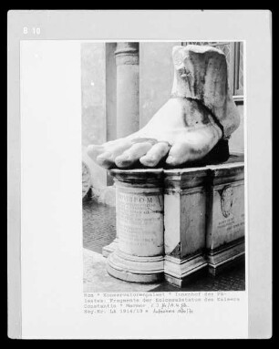 Fragmente der Kolossalstatue des Kaisers Constantin
