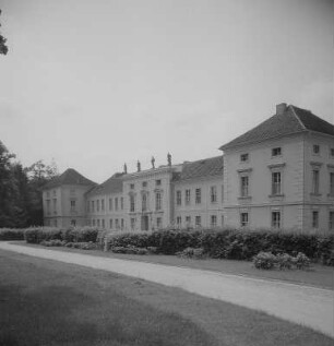 Rheinsberg. Stadtseitige Schlossansicht