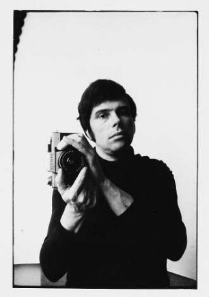 Selbstporträt des Fotografen Christian Borchert mit Kamera