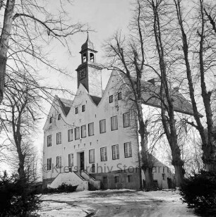 Kloster Nütschau: Herrenhaus: Außenansicht von Nordwesten: Vorderfront mit Treppe: vorn Auffahrt: rechts und links Bäume: Winter