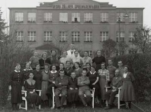 Belegschaft der Spielwarenfabrik Georg Zöllner vor dem Fabrikgebäude