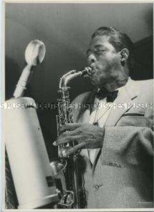 Ein Jazz-Saxophonist vor dem Mikrofon