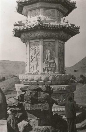 Peking, China. Marmorpagode auf den Westbergen von Peking. Sockel