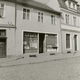 Wohnhaus mit Laden : Beeskow (Landkreis Oder-Spree), Markt 3. Wohnhaus mit Laden. Straßenansicht
