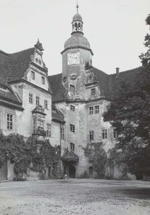 Wermsdorf, Altes Jagdschloss, Nordostecke mit Treppenturm, Hofansicht