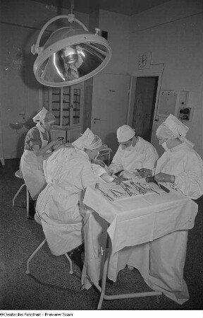 Ein Arzt und drei Krankenschwestern bei einer Operation im Dr.-Georg-Sacke-Heim