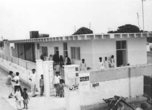 Landhi-Korangi (Pakistan). Projekt Marie Leprosy Centre, Karachi/Pakistan. Skin Clinic. Eckansicht mit wartenden Patienten