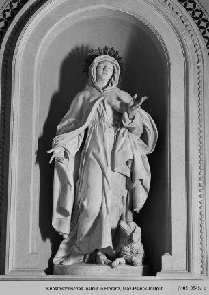 Statue der Heiligen Margareta von Cortona und Reliefs der Heiligen Margareta, Katharina von Alexandrien, Maria, Christus, Petrus, Franziskus und Basilius der Große