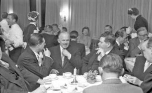 Glotterbad: Kurhaus; Gruppe am Tisch