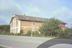 Hoisbüttel: Lübecker Straße 19: giebelständiges Bauernhaus aus Backstein: Straßenfront Wohntrakt: Traufseite