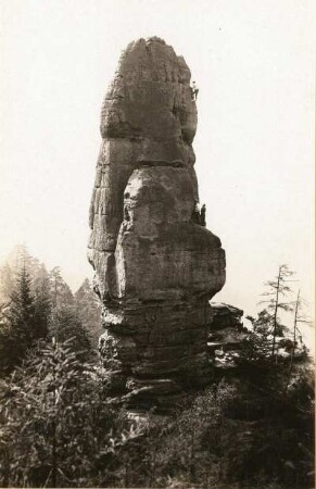 Sächsische Schweiz, Affensteine. Hauptdrilling. Seilschaft Paul Schöne bei der Erstbegehung über den Alten Weg (VIIc [IXa])