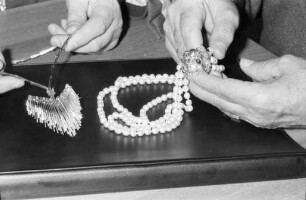 Meisterprüfung vor der Handwerkskammer Karlsruhe im Goldschmiedehandwerk.
