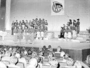Musikdarbietung zum "Fest des Friedens und der Freundschaft" der DSF anlässlich des 70. Jahrestages der Oktoberrevolution in Berlin (Ost)