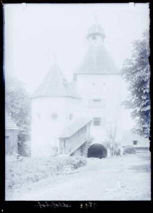 Schloßhof mit Tor und Kapelle