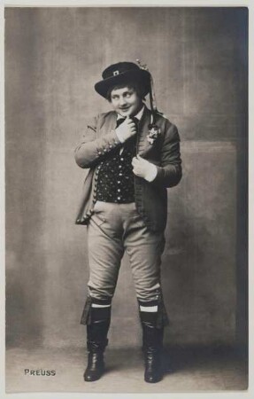 Rollenporträt Arthur Preuss (als Wenzel ? in "Die verkaufte Braut" von Bedrich Smetana). Fotografie (Weltpostkarte mit gedrucktem Namenszug). Wien, um 1890