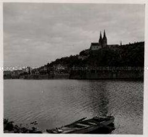 Das hunderttürmige Prag, Burgwall Wyschehrad vom Ufer aus gesehen