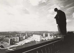Dresden. Blick vom Rathausturm mit Skulptur "Die Güte" über die Neubauten an der Leningrader und an der Prager Straße nach Süden